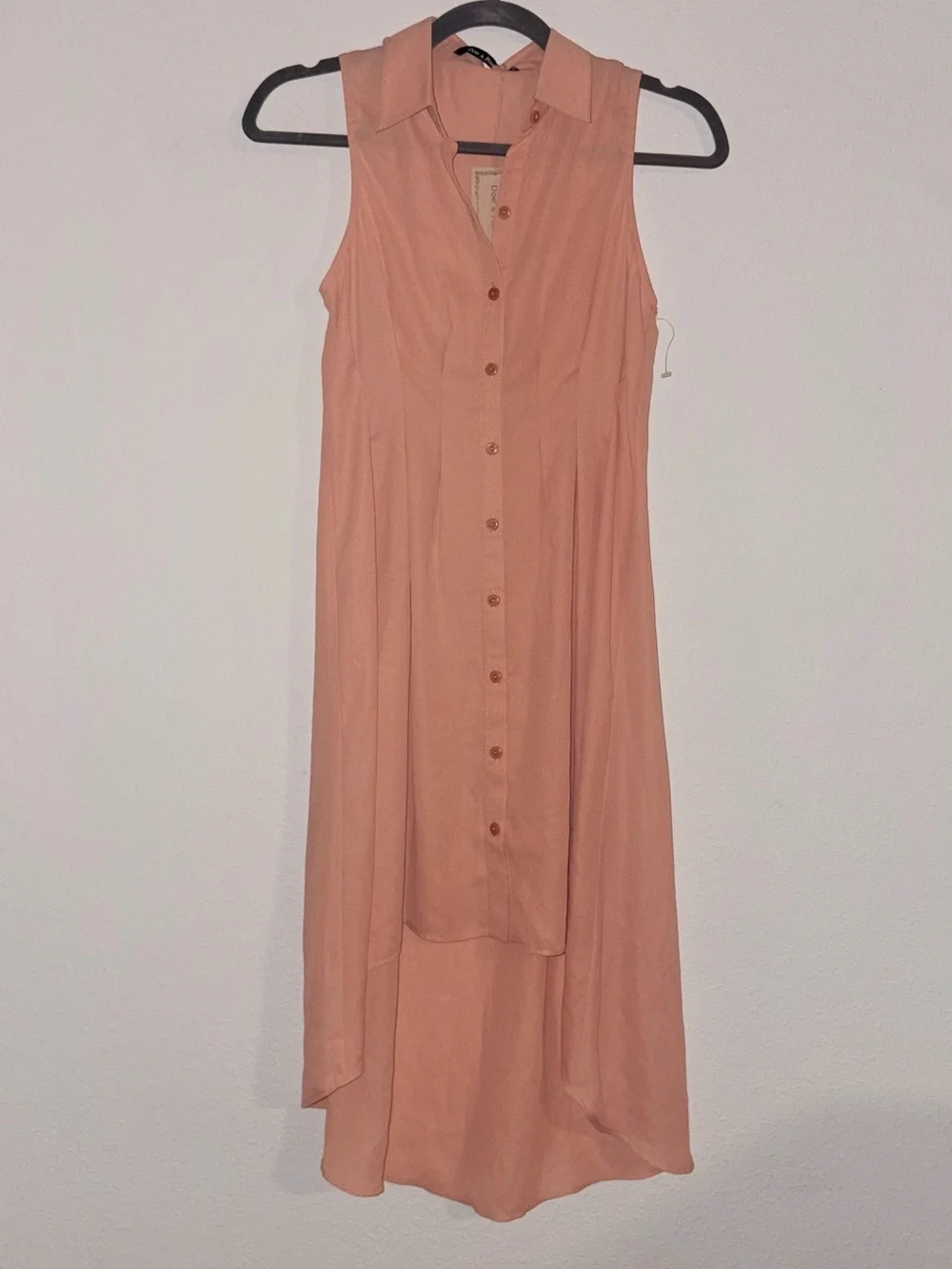 Doe & Rae Sleeveless Button-Front High-Low Dress in Peach